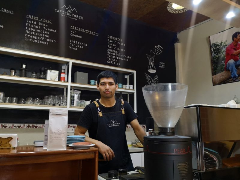 Caficultores, la cafetería con Mauricio Rodríguez en la barra